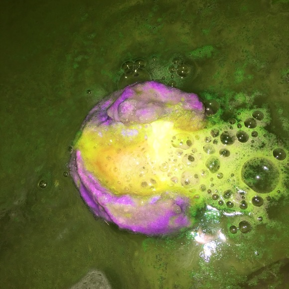RARE LUSH COSMETICS HALLOWEEN ECTOPLASM JELLY BATH BOMB (Last One Available) - Picture 9 of 13